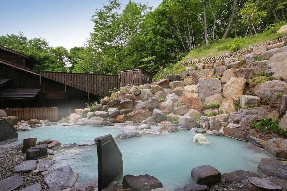 硫黄の香りがふわり。美肌づくりの「にごり湯」で身心ほぐれる～！3484512
