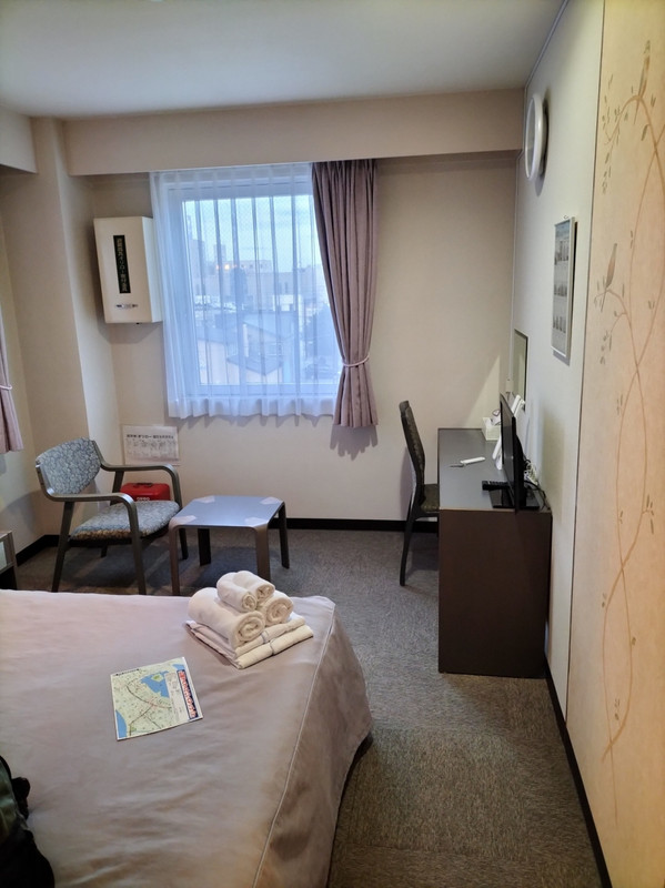 古いけどダブルルームなら広め。