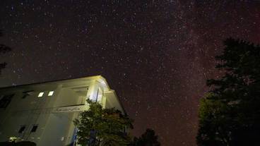 施設の正面 (日没後) / 5