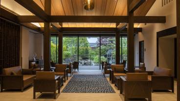 天井の高い開放的なロビー / 1