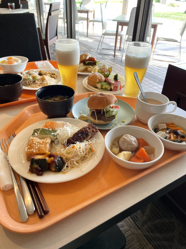 郷土料理なども並ぶビュッフェです