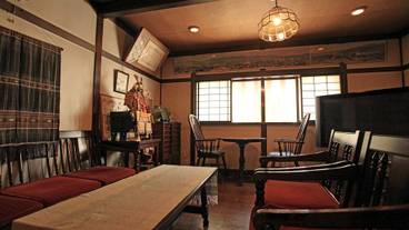 談話室のテーブル席 / 9