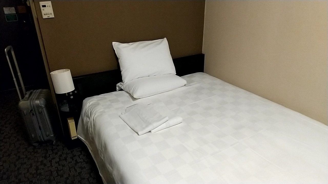 セミダブルですので添い寝でギリギリと言った感じです