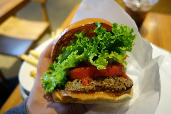 「the 3rd Burger 青山骨董通り店」料理 573508 the 3rd Burger　594円　+　セットドリンク＆ポテト　389円　+　セットポテトLサイズUpGarade　152円