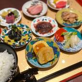 ホテルアマネク金沢（石川県 ビジネスホテル）：北陸の食材を中心とした「加賀の朝ごはん」。九谷焼の小皿が華やかで目でも楽しめる / 3