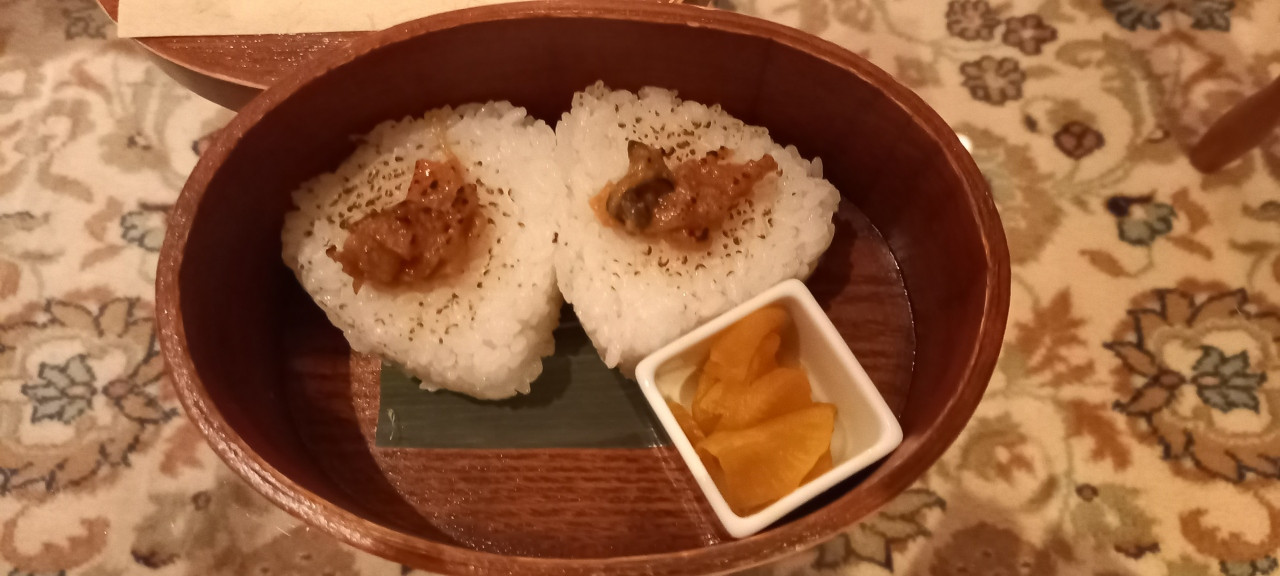 夕食後部屋に戻るとおにぎりと冷水ポットがありました。