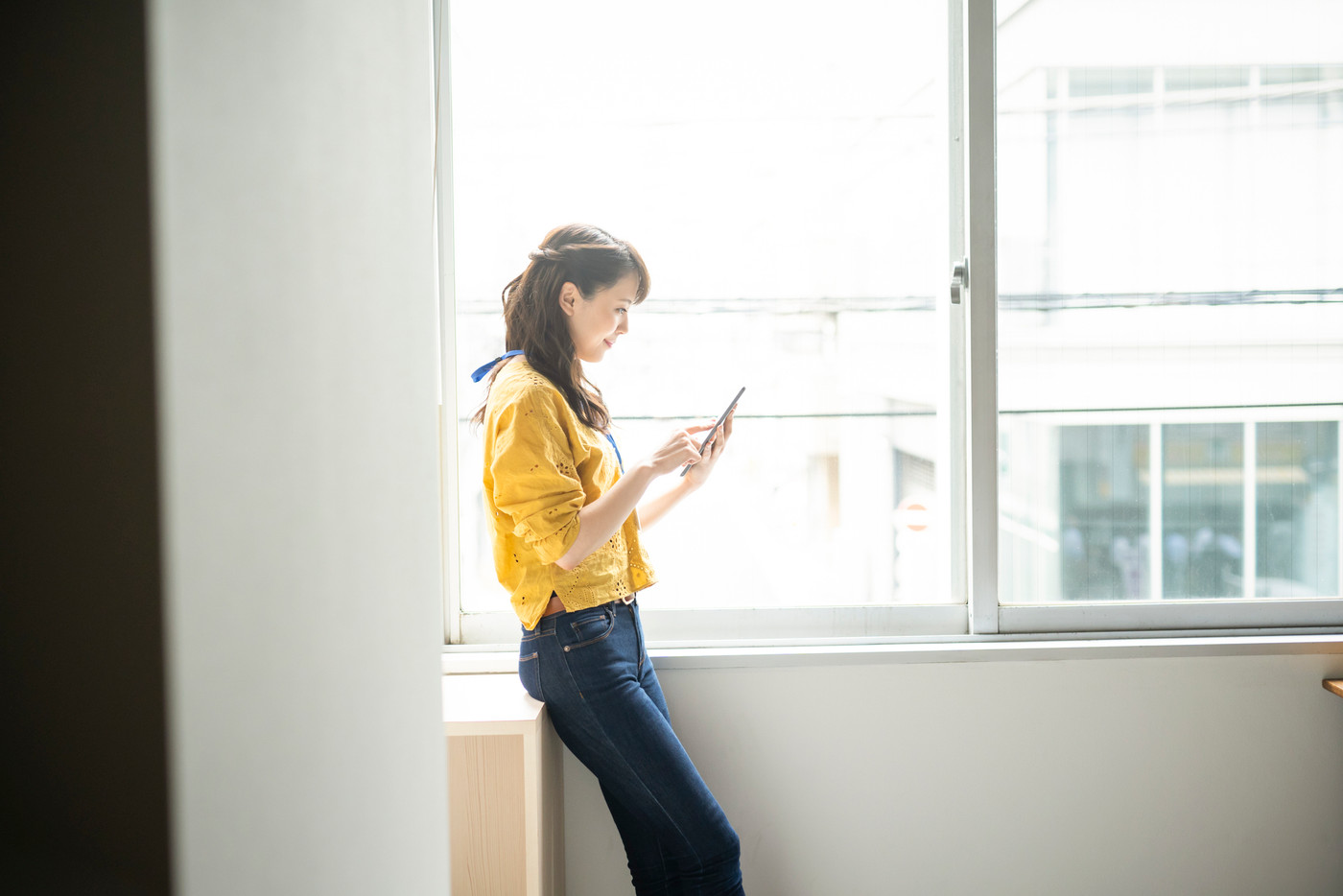 ティータイムを過ごす女性
