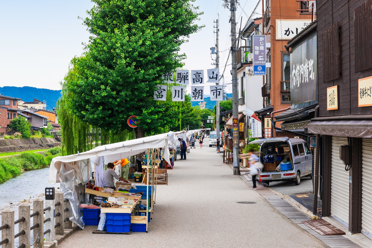 高山陣屋前朝市