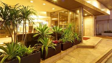 施設の正面 (日没後) / 2