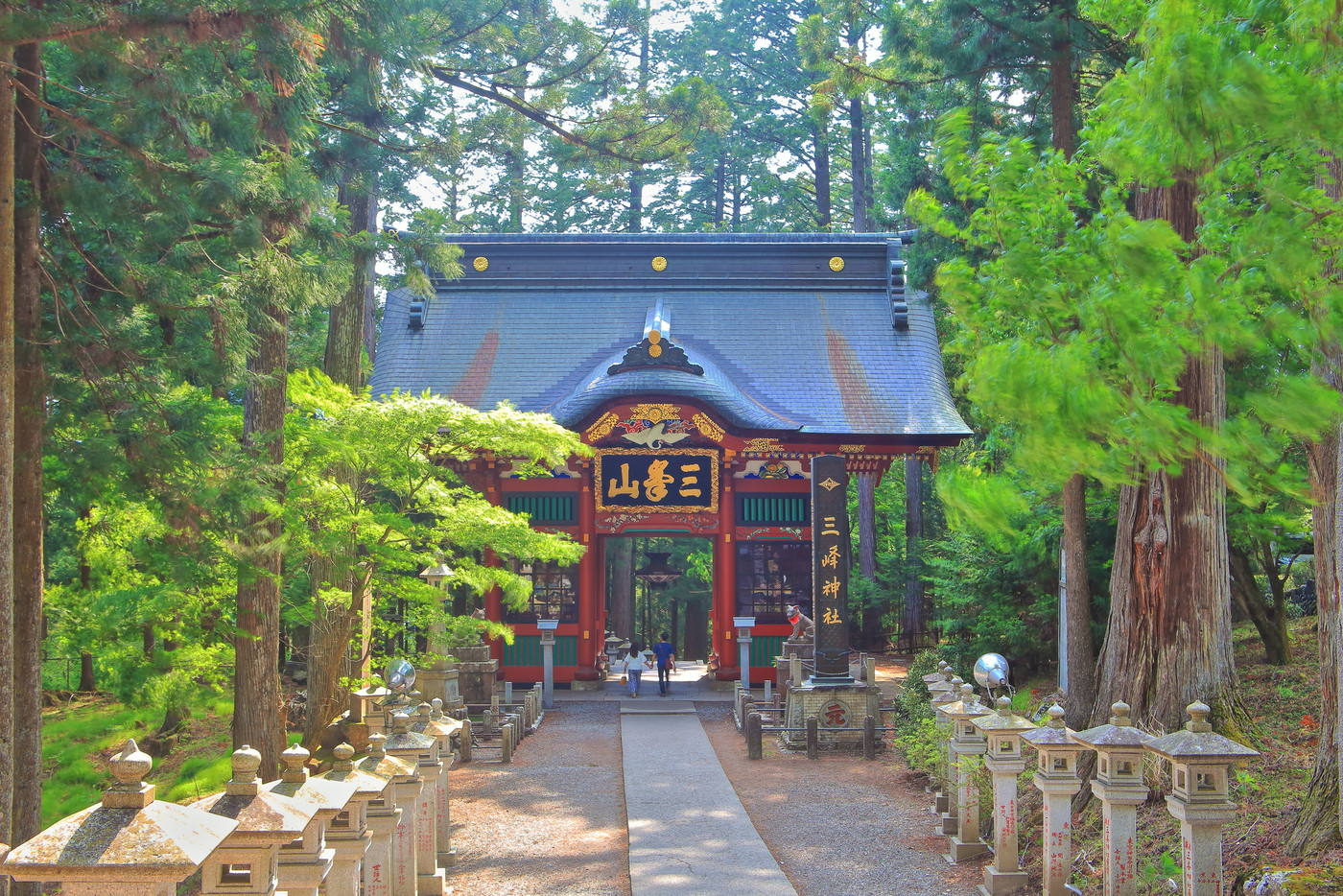 三峯神社の随身門