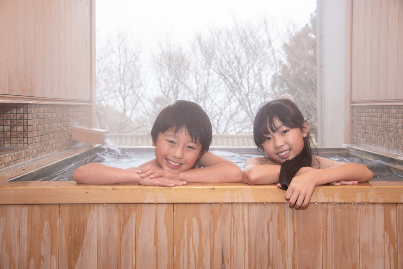 露天風呂に入る子ども