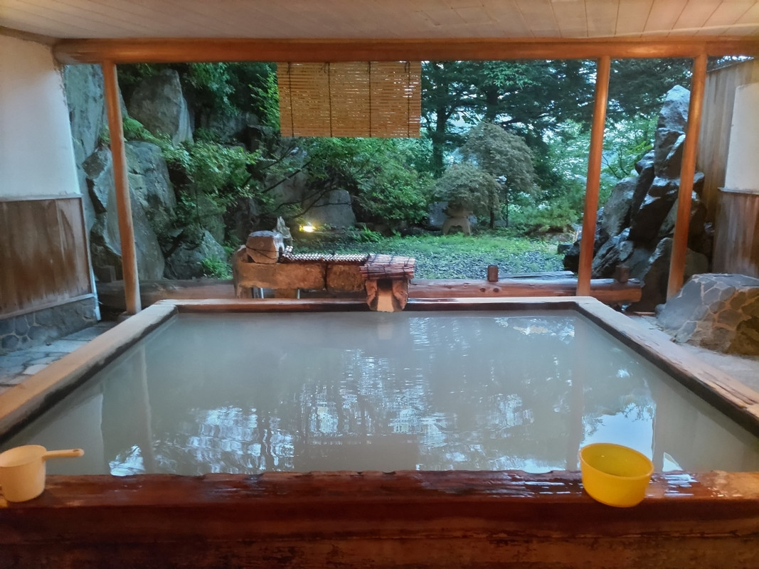 早朝（午前5時頃）の露天風呂。泉質もよくムード満点。