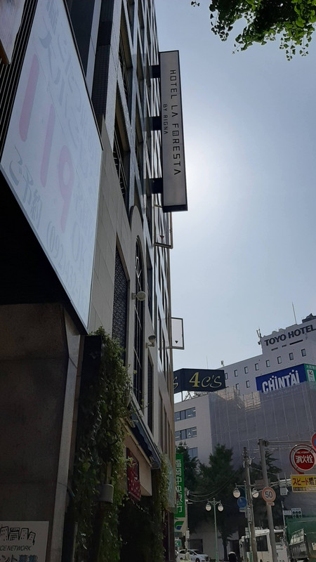 入口はアメリカンカジュアルバーピットブルブラザーズの横