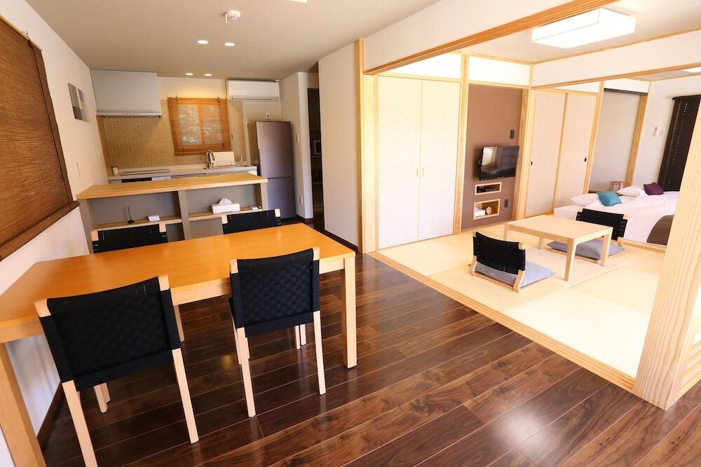 客室内のダイニングエリア