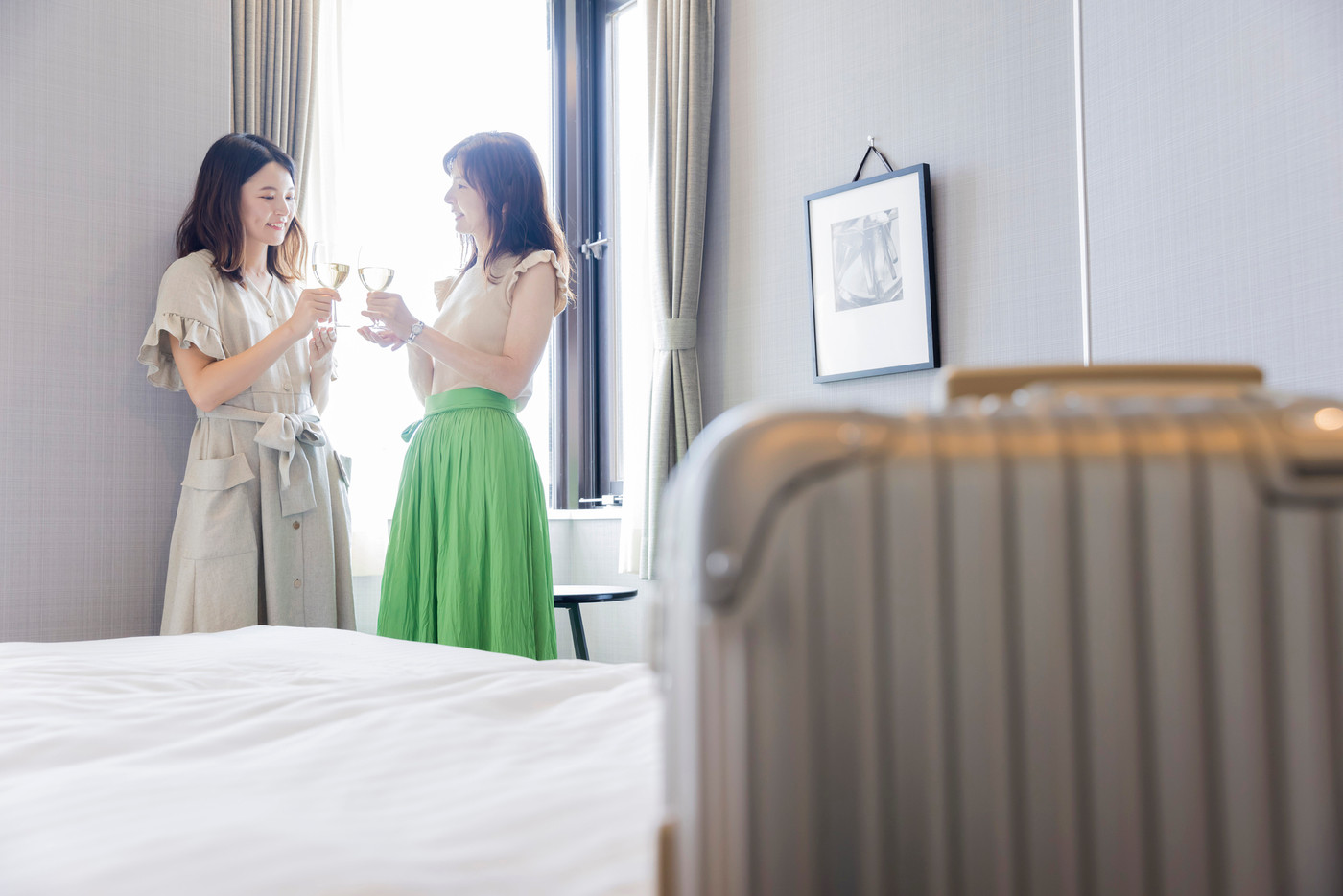 宿泊先のホテルで景色を眺めながらワインを飲む親子　母娘　全国旅行支援