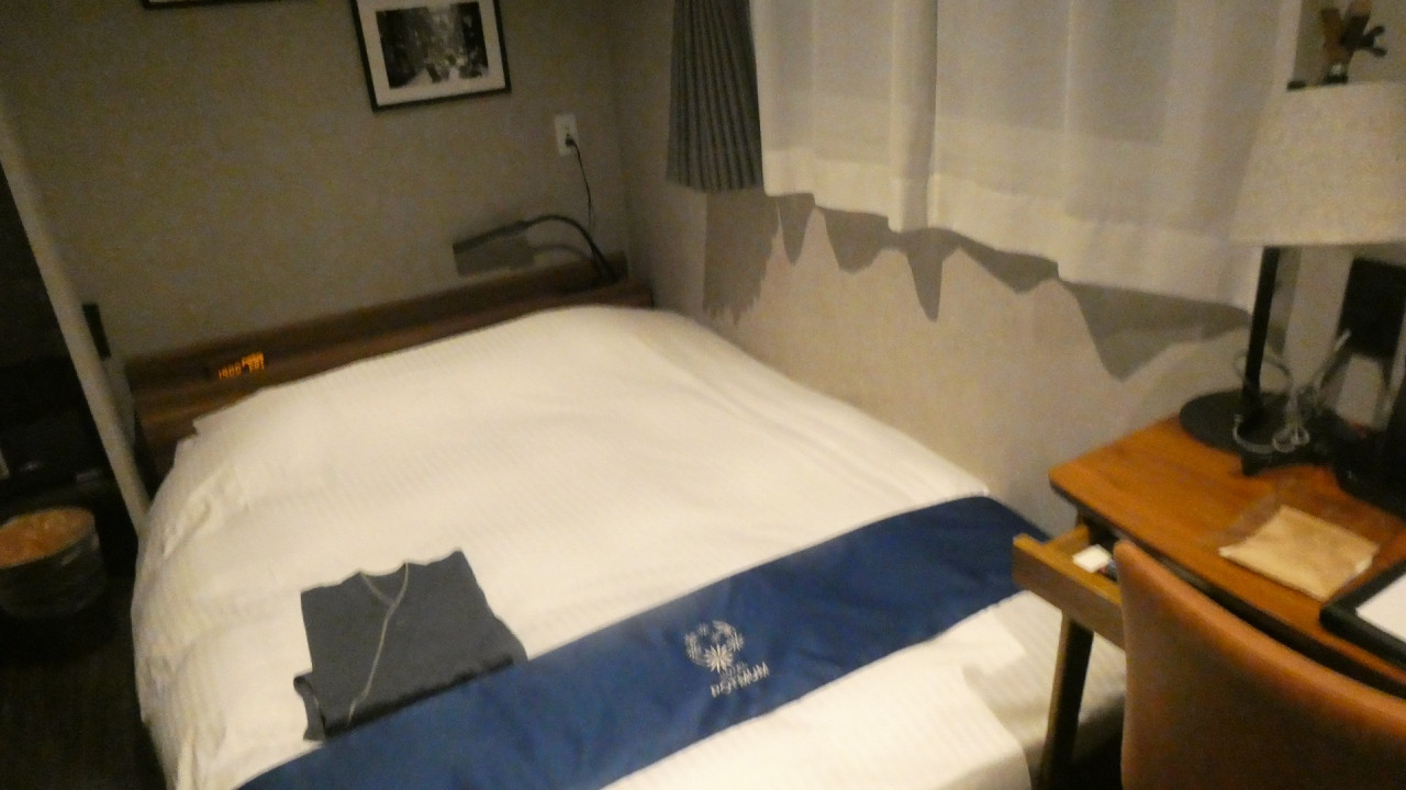 部屋に入るといきなり。ベッドはちょっと低いが大きさは十分。