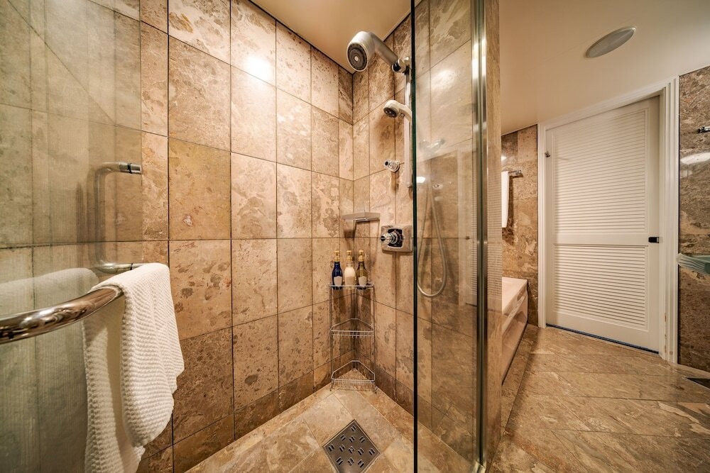 バスルームのシャワー