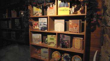 ラウンジの本棚 / 8