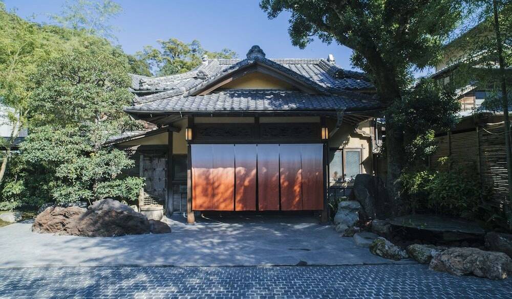 玄関から風情たっぷり
暖簾をくぐり宿へ
 / 1