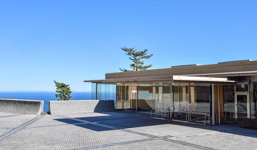 名コースを備えた
上品で開放的な宿へ / 1