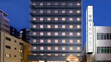 施設の正面 (日没後) / 1