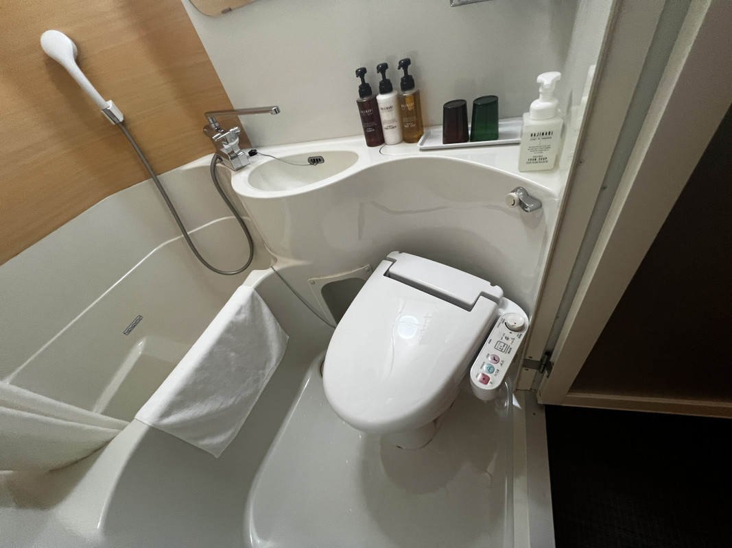 バスルームも狭し