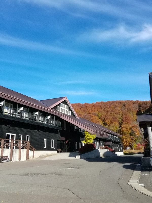 紅葉したブナの森に囲まれたホテル