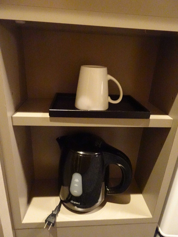 ポットやカップ、アメニティは1階から