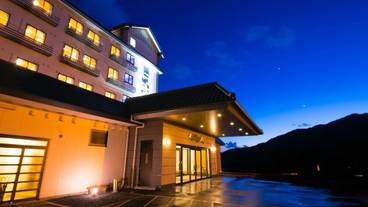 施設の正面 (日没後) / 1