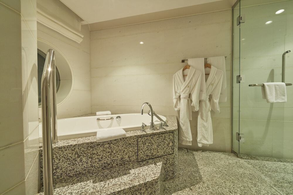 最上階のスイートルームでムーディーな夜景を♡4756852