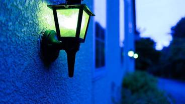 施設の正面 (日没後) / 3