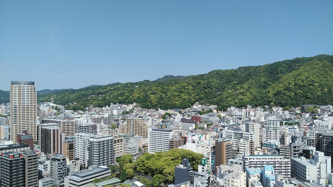 六甲山に手前の緑は生田神社の生田の森