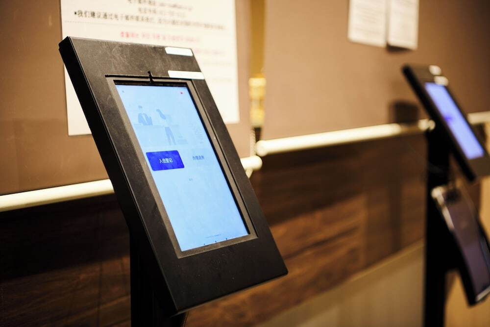 チェックイン / チェックアウト キオスク