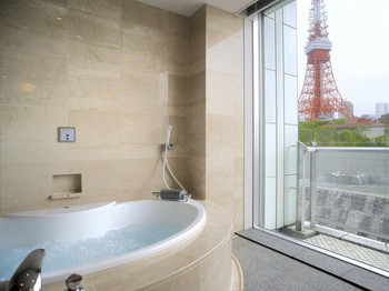 Enjoy a luxurious time in a room with a jacuzzi3364916