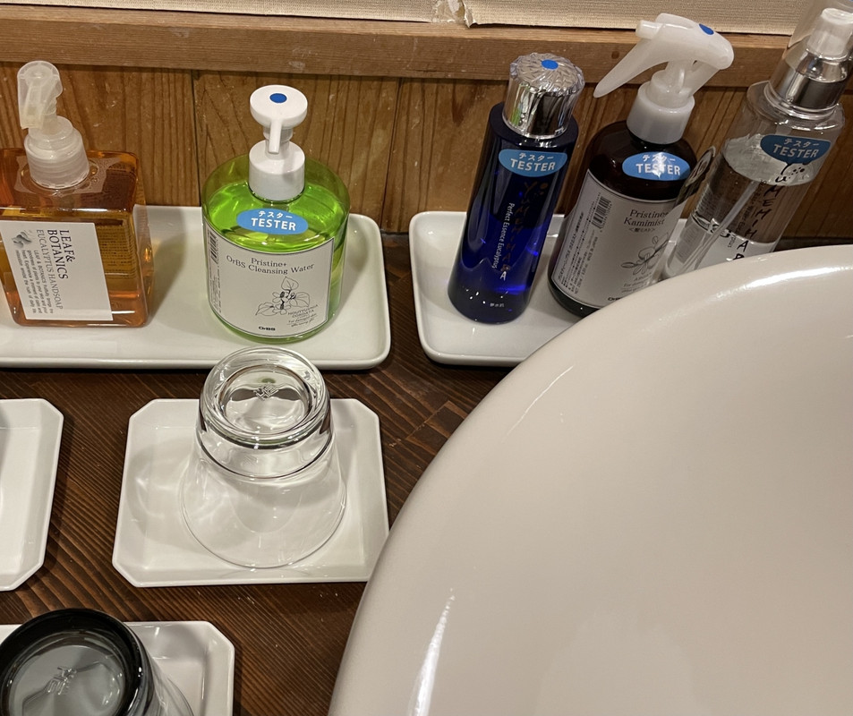 グラス３個とボトルが五つ、歯ブラシ、クシ、ヒゲ剃り等は無し