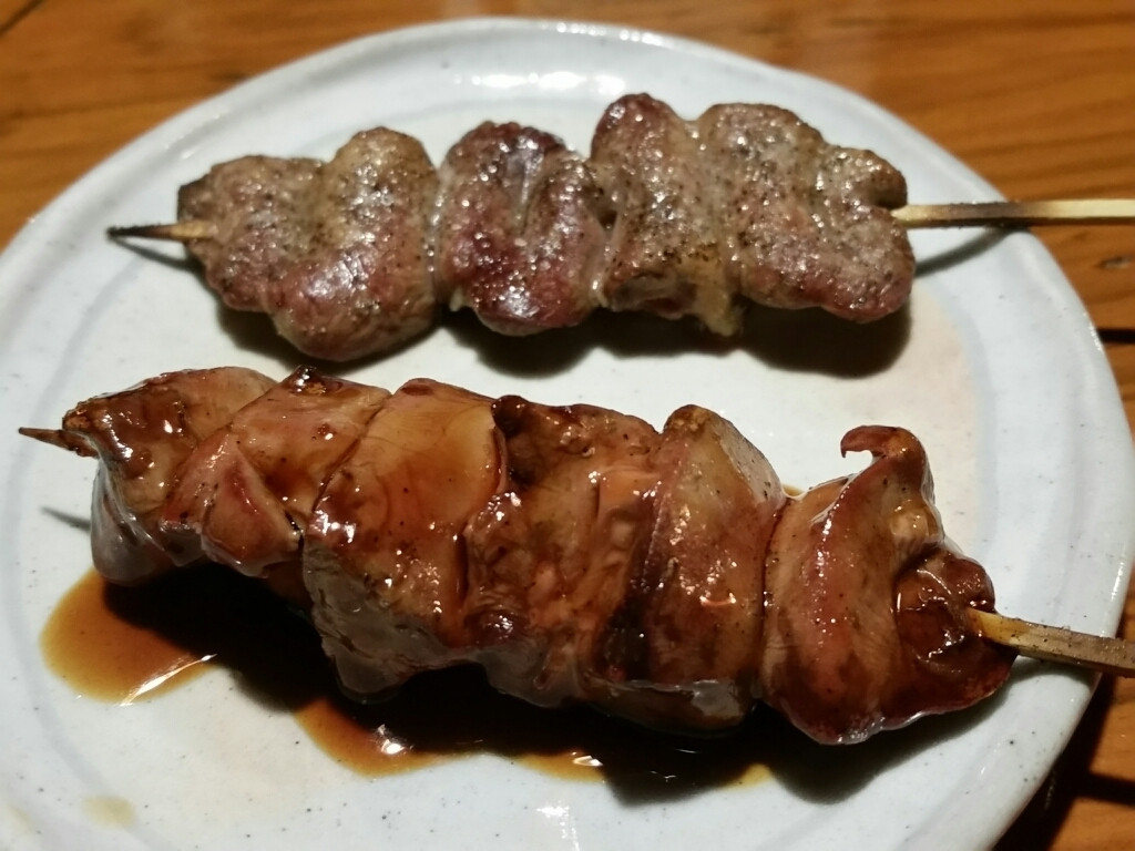 「ちからこぶ」料理 820595 赤レバー（手前）、ハツ（塩）。