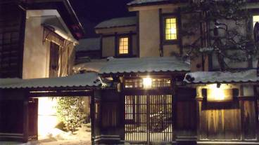 施設の正面 (日没後) / 1