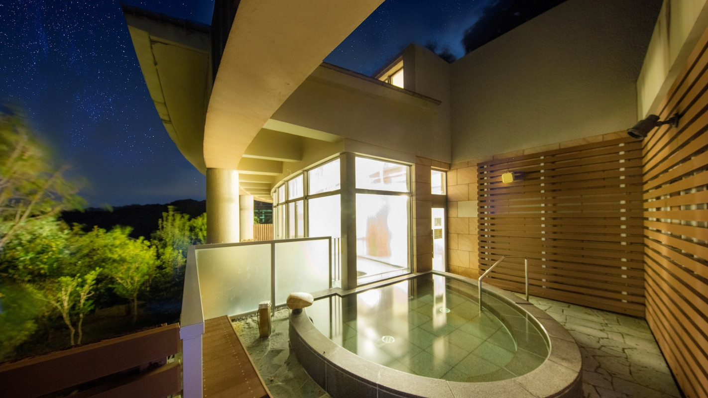 伊勢志摩温泉「ともやまの湯」露天風呂 夜