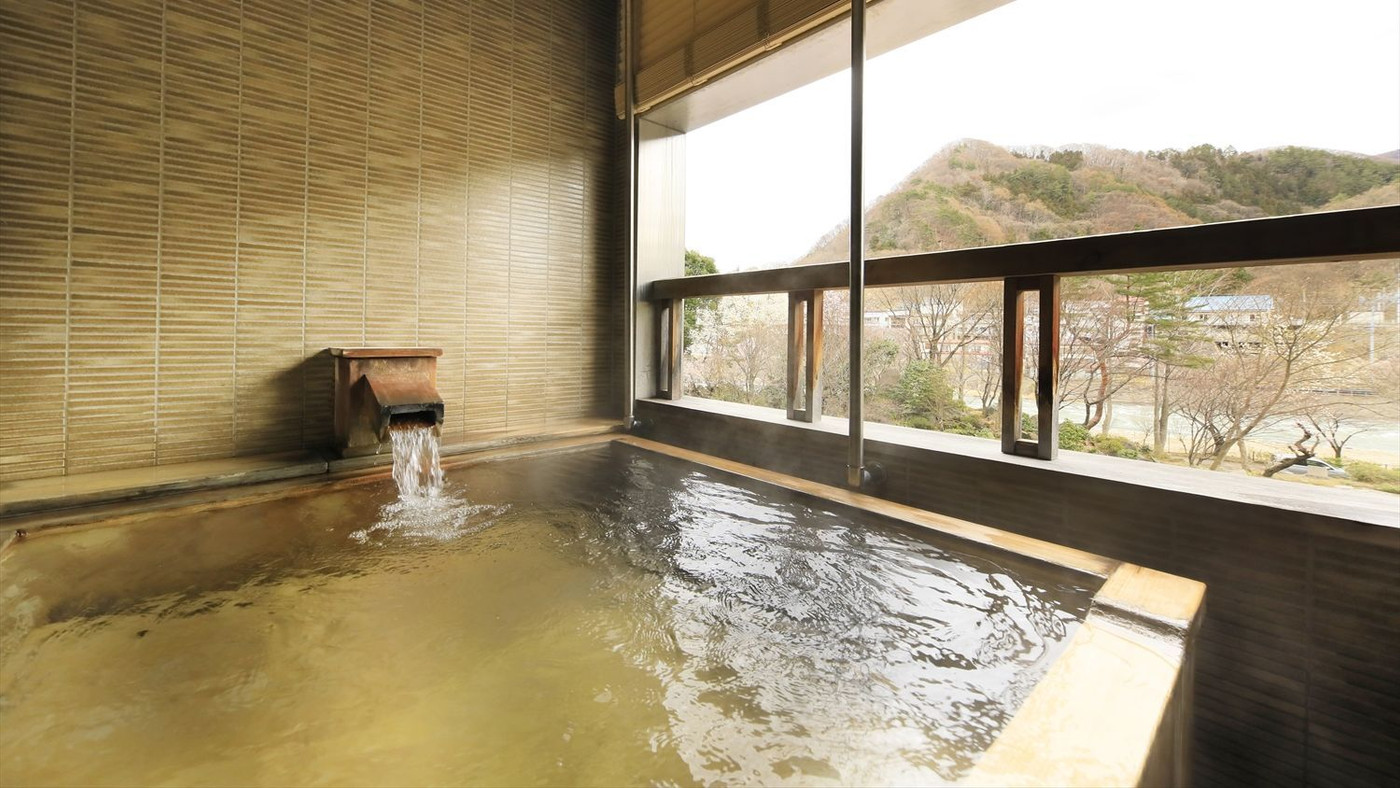 毎日表情が変わる、川沿いに佇む大庭園3968475