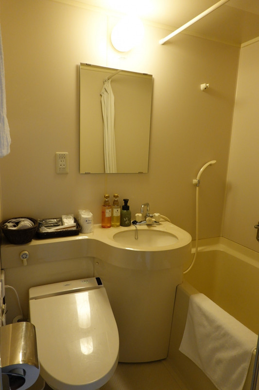 ユニットバス。狭かった。