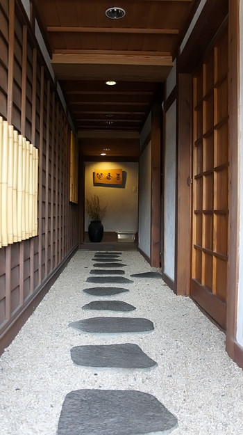 「そば喜香庵」外観 669829 入口を開けると長いアプローチ。どんつきを左が店。