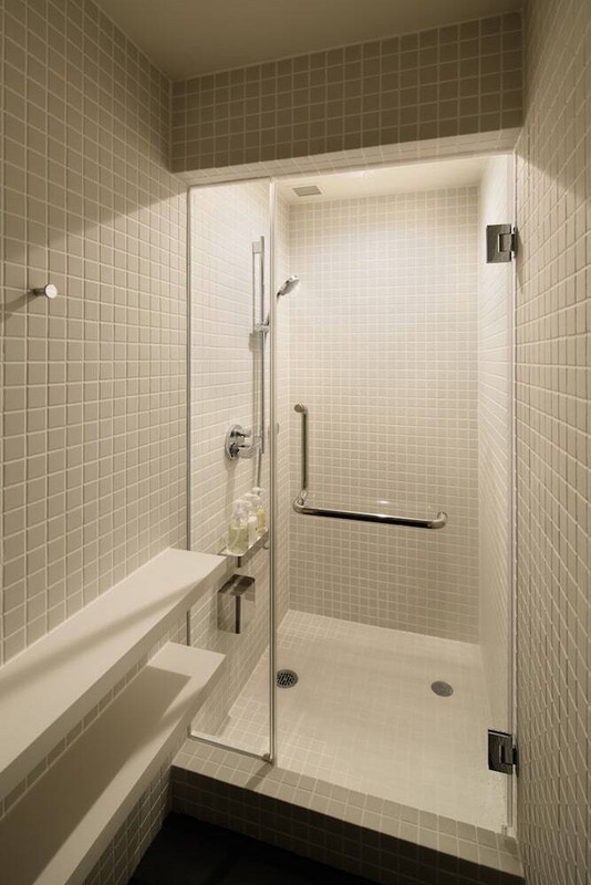 バスルームのシャワー