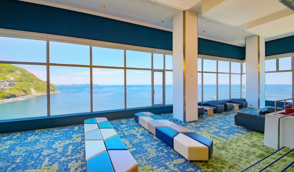 チェックインは
眺めの良いロビーで / 2