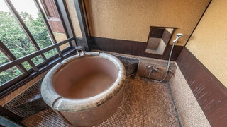 本館和モダン 浅間 - 懐石コースの夕食と和定食の朝食（ともに魚介類が中心）の1泊2食付