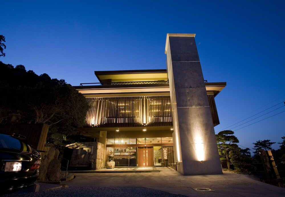 施設の正面 (日没後)