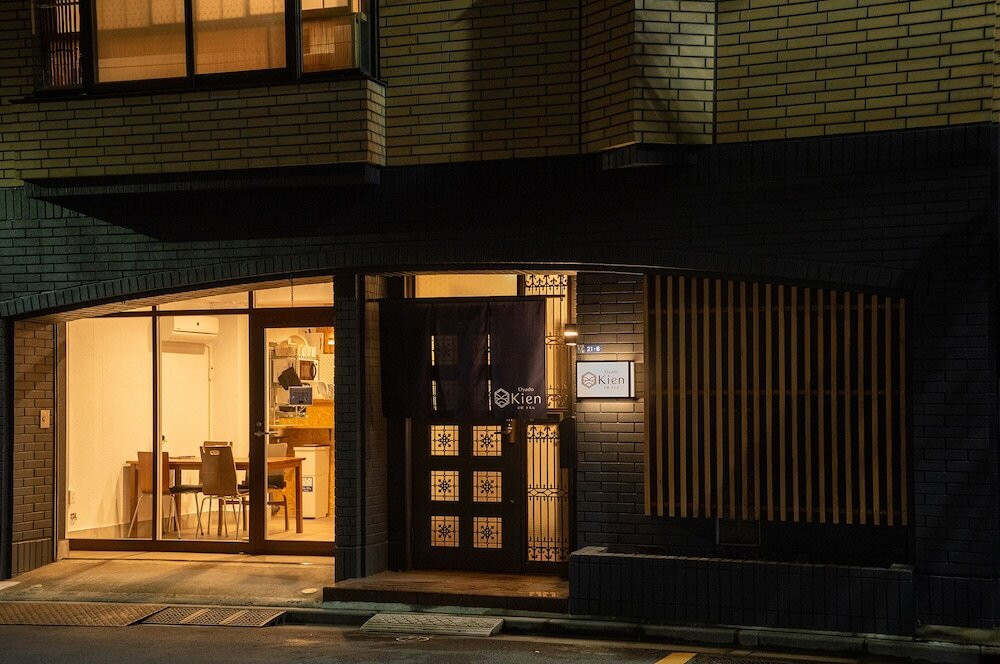 施設の正面 (日没後)