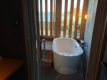 「海音真里」 その他 166418182 展望風呂。4号瓶の日本酒が置いてます。酒風呂用。