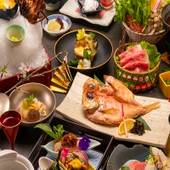 時間を旅する宿 海のはな（静岡県 旅館）：月替わりの創作懐石料理には、伊豆の旬の素材や、相模湾近海の新鮮魚介など厳選食材がたっぷり。調理法や盛り付けにも料理長のこだわりが光る。 / 4