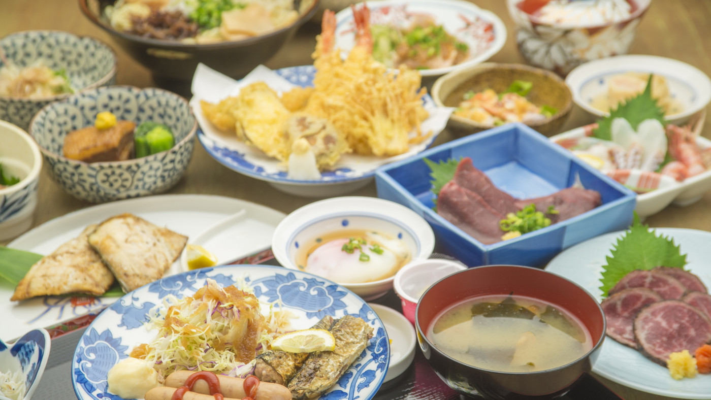 部屋食で料理を堪能して、彼とのんびりステイを楽しもう3934835
