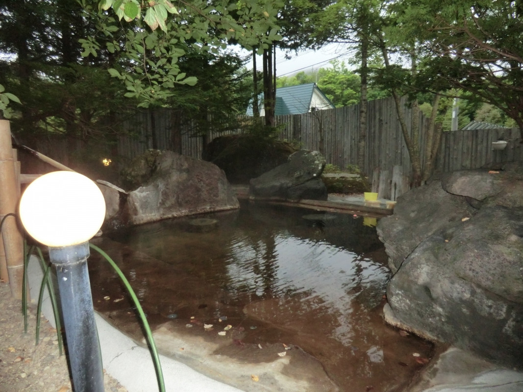 混浴露天風呂・奥の大岩が境界となっています。